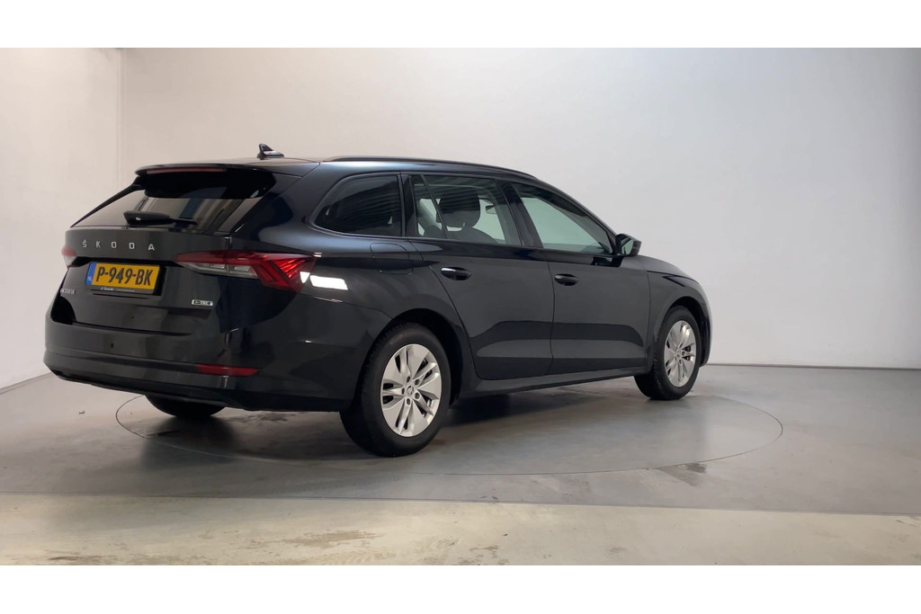 52083286-2.jpg